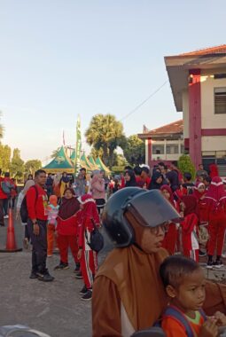 Jalan Sehat Hardiknas 2026 di Sumenep Meriah, Ribuan Peserta Padati Halaman Pemkab