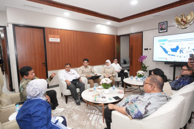 Rapat di hadiri 34 orang dari berbagai fraksi. Diantara 