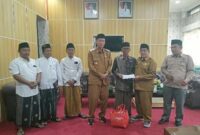 Foto saat Wabup Sumenep KH. Imam Hasyim didampingi kepala dinas sosial