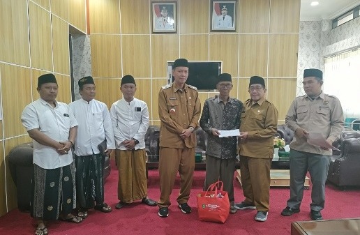 Foto saat Wabup Sumenep KH. Imam Hasyim didampingi kepala dinas sosial