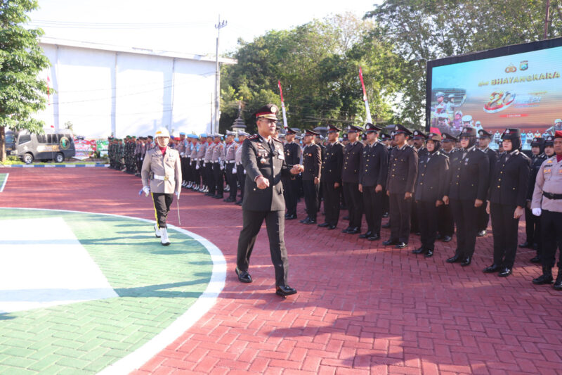 Gelar upacara Hari Bhayangkara ke 80 Bertindak sebagai inspektor upacara Kapolres Sumenep AKBP Anang Hardiyanto, S.I.K.,