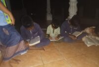 Penerangan yang kurang sempurna tidak menyurut kan semangat para santri untuk tetap belajar ngaji