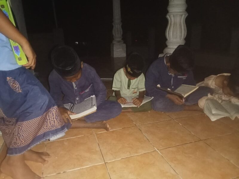 Penerangan yang kurang sempurna tidak menyurut kan semangat para santri untuk tetap belajar ngaji