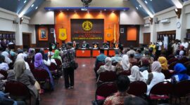 Sidang yang berlangsung di Gedung F Lantai 2 Ruang Auditorium Juwono Sudarsono, FISIP UI