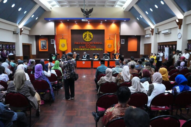 Sidang yang berlangsung di Gedung F Lantai 2 Ruang Auditorium Juwono Sudarsono, FISIP UI