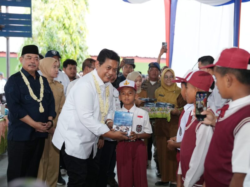 Viva yoga disambut meriah oleh para Transmigran, siswa-siswi Sekolah, Muspika, Muspida, anggota DPRD, Bupati  Lahat Bursa,berserta Wakilnya widia Ningsih dan Pejabat Propensi lainnya