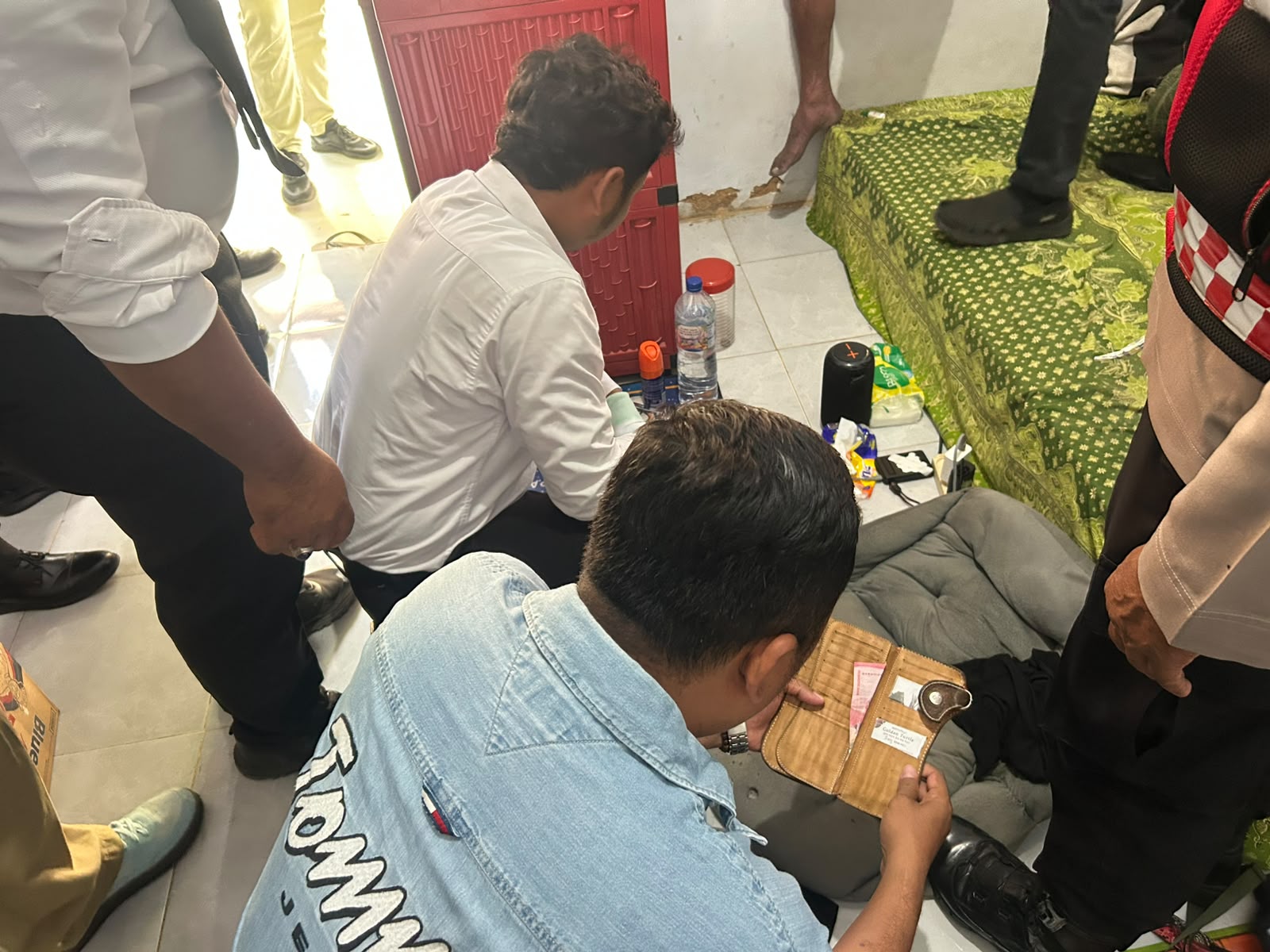 , polisi turut mengamankan sejumlah barang yang berkaitan dengan kejadian, di antaranya identitas korban, telepon seluler, serta