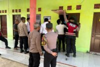 Detik-detik petugas Polsek Sumenep Kota bersama Tim INAFIS Satreskrim Polresta Sumenep, personel Satreskrim, Sat Samapta, serta tenaga medis dari RSUD dr. H. Moh. Anwar Sumenep segera melakukan olah TKP,