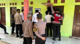 Detik-detik petugas Polsek Sumenep Kota bersama Tim INAFIS Satreskrim Polresta Sumenep, personel Satreskrim, Sat Samapta, serta tenaga medis dari RSUD dr. H. Moh. Anwar Sumenep segera melakukan olah TKP,