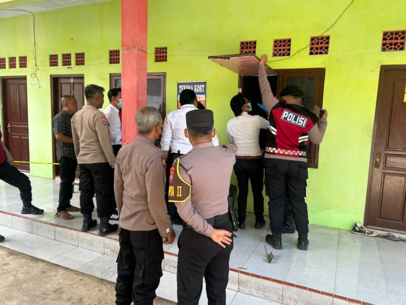 Detik-detik petugas Polsek Sumenep Kota bersama Tim INAFIS Satreskrim Polresta Sumenep, personel Satreskrim, Sat Samapta, serta tenaga medis dari RSUD dr. H. Moh. Anwar Sumenep segera melakukan olah TKP,