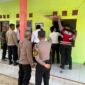 Detik-detik petugas Polsek Sumenep Kota bersama Tim INAFIS Satreskrim Polresta Sumenep, personel Satreskrim, Sat Samapta, serta tenaga medis dari RSUD dr. H. Moh. Anwar Sumenep segera melakukan olah TKP,