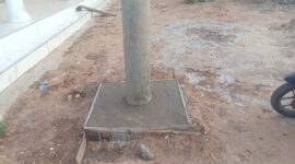 Beton Penahan Kawat tiang listrik yang di pasang PLN berada tepat di halaman warga
