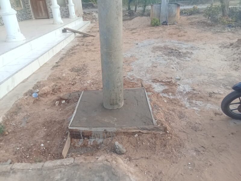 Beton Penahan Kawat tiang listrik yang di pasang PLN berada tepat di halaman warga