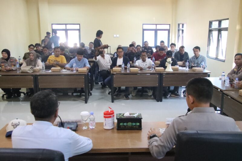 Suasana silaturahmi dan dialog Kapolresta Sumenep bersama jurnalis, aktivis, serta elemen masyarakat, Jumat (24/7/2026).