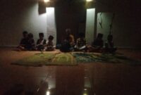 Anak-anak mengikuti pembelajaran mengaji di Musholla An-Nuur dengan penerangan terbatas akibat gangguan listrik.