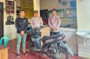 Kapolsek Kangean AKP Datun Subagyo bersama anggota Unit Reskrim menunjukkan barang bukti sepeda motor Honda Beat Street usai mengungkap kasus dugaan pencurian kendaraan bermotor (curanmor) di wilayah Kecamatan Arjasa, Kabupaten Sumenep, Jumat (31/7/2026). (Foto: Humas Polresta Sumenep).
