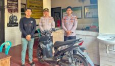 Kapolsek Kangean AKP Datun Subagyo bersama anggota Unit Reskrim menunjukkan barang bukti sepeda motor Honda Beat Street usai mengungkap kasus dugaan pencurian kendaraan bermotor (curanmor) di wilayah Kecamatan Arjasa, Kabupaten Sumenep, Jumat (31/7/2026). (Foto: Humas Polresta Sumenep).