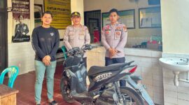 Kapolsek Kangean AKP Datun Subagyo bersama anggota Unit Reskrim menunjukkan barang bukti sepeda motor Honda Beat Street usai mengungkap kasus dugaan pencurian kendaraan bermotor (curanmor) di wilayah Kecamatan Arjasa, Kabupaten Sumenep, Jumat (31/7/2026). (Foto: Humas Polresta Sumenep).