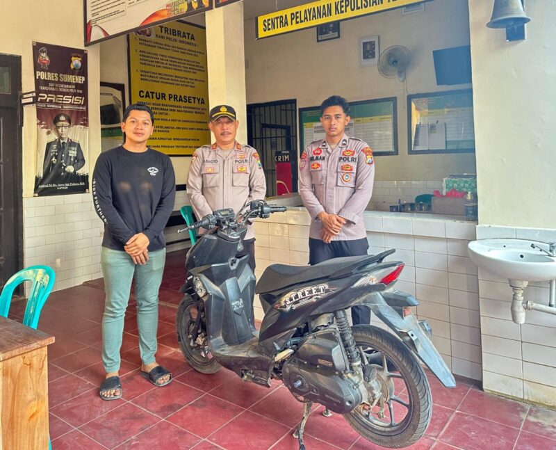 Kapolsek Kangean AKP Datun Subagyo bersama anggota Unit Reskrim menunjukkan barang bukti sepeda motor Honda Beat Street usai mengungkap kasus dugaan pencurian kendaraan bermotor (curanmor) di wilayah Kecamatan Arjasa, Kabupaten Sumenep, Jumat (31/7/2026). (Foto: Humas Polresta Sumenep).