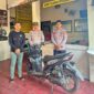 Kapolsek Kangean AKP Datun Subagyo bersama anggota Unit Reskrim menunjukkan barang bukti sepeda motor Honda Beat Street usai mengungkap kasus dugaan pencurian kendaraan bermotor (curanmor) di wilayah Kecamatan Arjasa, Kabupaten Sumenep, Jumat (31/7/2026). (Foto: Humas Polresta Sumenep).