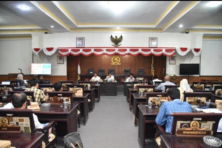 Suasana Rapat Paripurna DPRD Kabupaten Sumenep dengan agenda penyampaian laporan hasil Reses Masa Persidangan III Tahun 2026 yang diikuti pimpinan dan anggota DPRD bersama jajaran Pemerintah Kabupaten Sumenep.