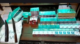 polisi turut mengamankan sejumlah barang bukti yang diduga merupakan hasil tindak pidana, di antaranya puluhan slop dan bungkus rokok berbagai merek, satu unit sepeda motor Yamaha Jupiter warna hitam-kuning emas tanpa STNK, sebilah pisau beserta sarungnya
