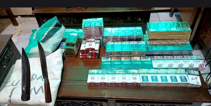 polisi turut mengamankan sejumlah barang bukti yang diduga merupakan hasil tindak pidana, di antaranya puluhan slop dan bungkus rokok berbagai merek, satu unit sepeda motor Yamaha Jupiter warna hitam-kuning emas tanpa STNK, sebilah pisau beserta sarungnya