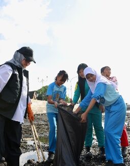 Aksi Bersih-bersih Pantai di Banyuwangi  Diinisiasi Oleh Ditjen Bina Administrasi Kewilayahan Kemendagri dan Pemkab