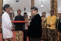 Wabup Sumenep menyerahkan cenderamata kepada tokoh budaya dalam prosesi adat.