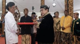 Wabup Sumenep menyerahkan cenderamata kepada tokoh budaya dalam prosesi adat.
