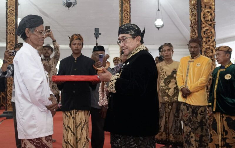 Wabup Sumenep menyerahkan cenderamata kepada tokoh budaya dalam prosesi adat.