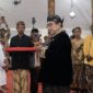 Wabup Sumenep menyerahkan cenderamata kepada tokoh budaya dalam prosesi adat.