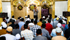 Kapolresta Sumenep Kombes Pol Ariek Indra Sentanu menyampaikan pesan-pesan kamtibmas kepada jemaah usai Salat Jumat dalam kegiatan Safari Jumat di Masjid Jamik Langgundih, Kecamatan Ganding, Kabupaten Sumenep, Jumat (31/7/2026). (Foto: Humas Polresta Sumenep)