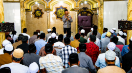 Kapolresta Sumenep Kombes Pol Ariek Indra Sentanu menyampaikan pesan-pesan kamtibmas kepada jemaah usai Salat Jumat dalam kegiatan Safari Jumat di Masjid Jamik Langgundih, Kecamatan Ganding, Kabupaten Sumenep, Jumat (31/7/2026). (Foto: Humas Polresta Sumenep)