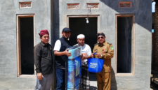 Mument Bupati Sumenep Fauzi Wongso Yudo serah Terima Bantuan RTLH.