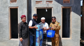 Mument Bupati Sumenep Fauzi Wongso Yudo serah Terima Bantuan RTLH. 