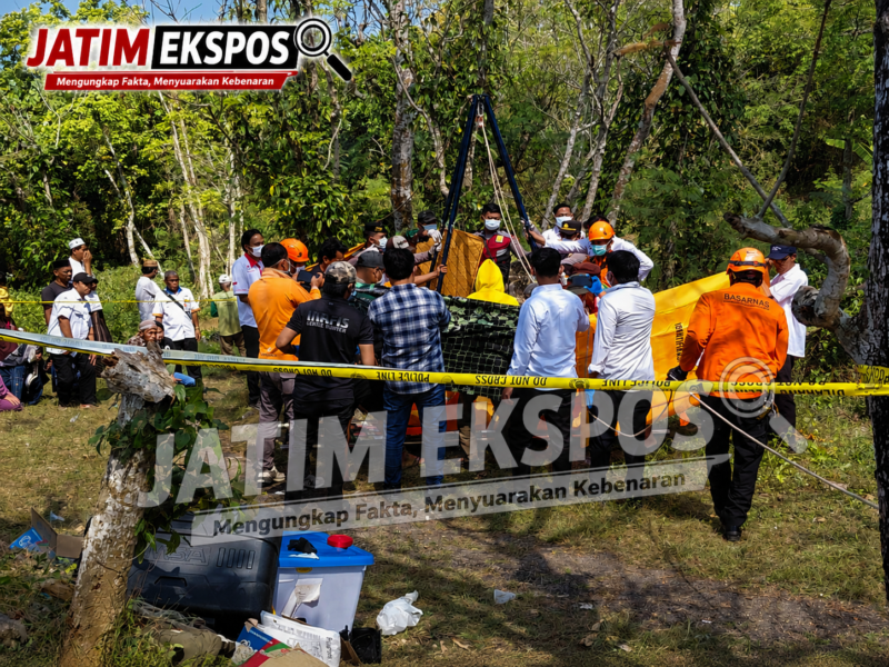Detik-detik evakuasi mayat di dalam  sumur