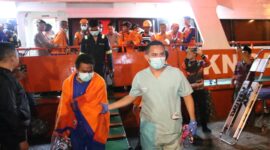 Korban selamat KMP Mutiara yang terbakar tiba di pelabuhan Kalianget 
