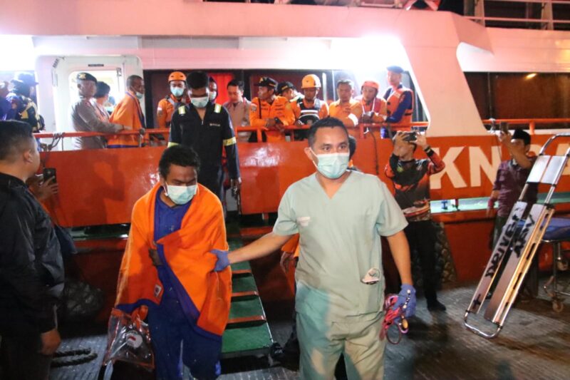 Korban selamat KMP Mutiara yang terbakar tiba di pelabuhan Kalianget 
