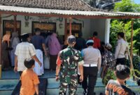 evakuasi jenazah korban menuju rumah keluarga di Dusun Manding, Desa Aenganyar.