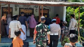 evakuasi jenazah korban menuju rumah keluarga di Dusun Manding, Desa Aenganyar.