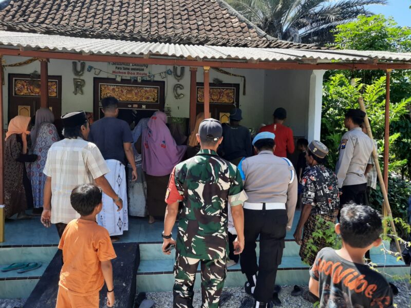 evakuasi jenazah korban menuju rumah keluarga di Dusun Manding, Desa Aenganyar.