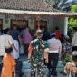 evakuasi jenazah korban menuju rumah keluarga di Dusun Manding, Desa Aenganyar.