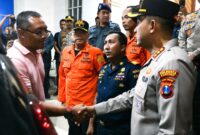 Kapolresta Sumenep Kombes Pol Ariek Indra Sentanu memimpin pemberangkatan empat korban kebakaran KMP Mutiara Sentosa 2 menuju Posko Pusat Tanjung Perak Surabaya