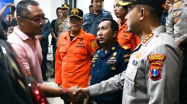 Kapolresta Sumenep Kombes Pol Ariek Indra Sentanu memimpin pemberangkatan empat korban kebakaran KMP Mutiara Sentosa 2 menuju Posko Pusat Tanjung Perak Surabaya