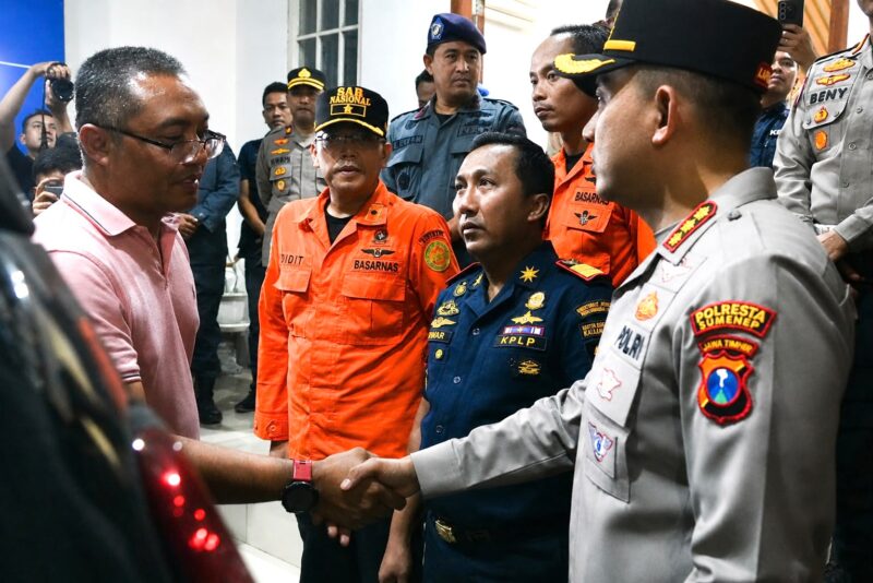 Kapolresta Sumenep Kombes Pol Ariek Indra Sentanu memimpin pemberangkatan empat korban kebakaran KMP Mutiara Sentosa 2 menuju Posko Pusat Tanjung Perak Surabaya