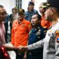 Kapolresta Sumenep Kombes Pol Ariek Indra Sentanu memimpin pemberangkatan empat korban kebakaran KMP Mutiara Sentosa 2 menuju Posko Pusat Tanjung Perak Surabaya