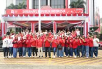 Dengan berseragam kaos merah putih seluruh Pegawai Kementrans dan Kemendes PDT,Mengikuti Kick Of  Festifal Merah Putih dilapangan parkir komplek dua kemetrian Kalibata Jakarta
