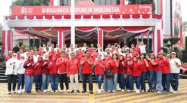 Dengan berseragam kaos merah putih seluruh Pegawai Kementrans dan Kemendes PDT,Mengikuti Kick Of  Festifal Merah Putih dilapangan parkir komplek dua kemetrian Kalibata Jakarta
