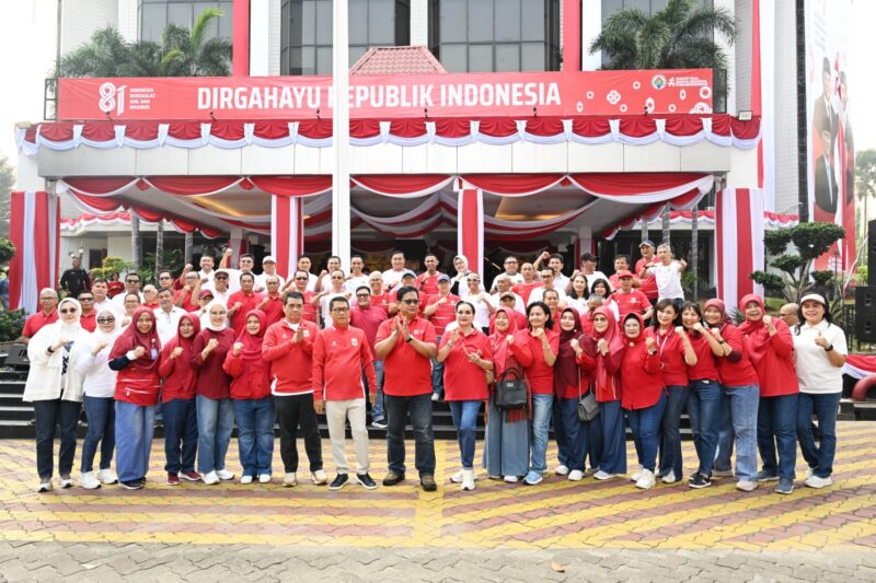 Dengan berseragam kaos merah putih seluruh Pegawai Kementrans dan Kemendes PDT,Mengikuti Kick Of  Festifal Merah Putih dilapangan parkir komplek dua kemetrian Kalibata Jakarta